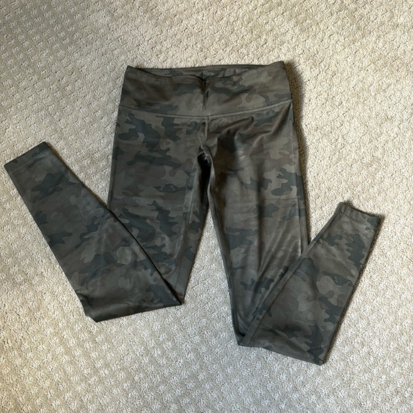 Lululemon leggings a green camo - Picture 1 of 6
